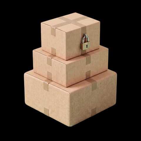 Tres cajas apiladas cerradas con un candado